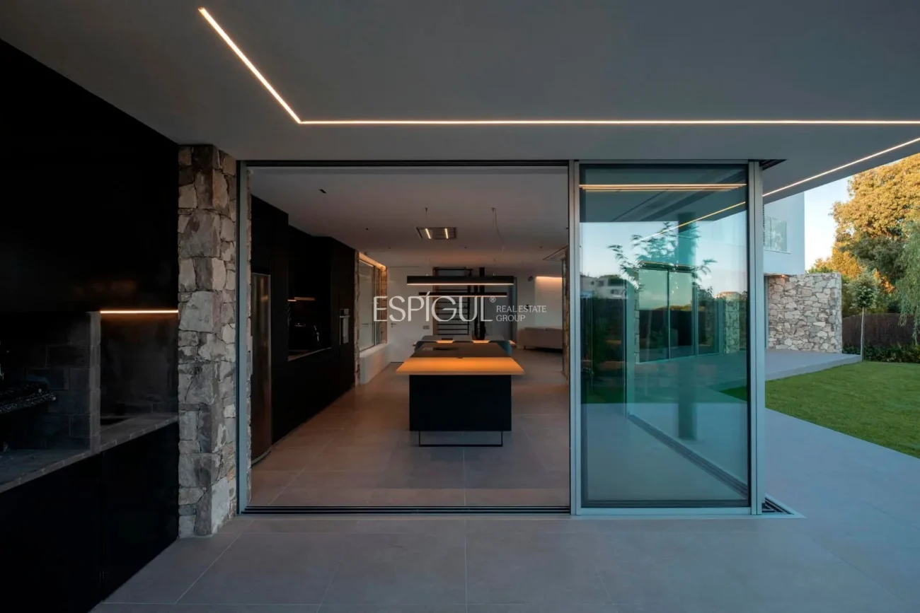 Residencia de diseño contemporáneo en Teià con piscina y jardín privado