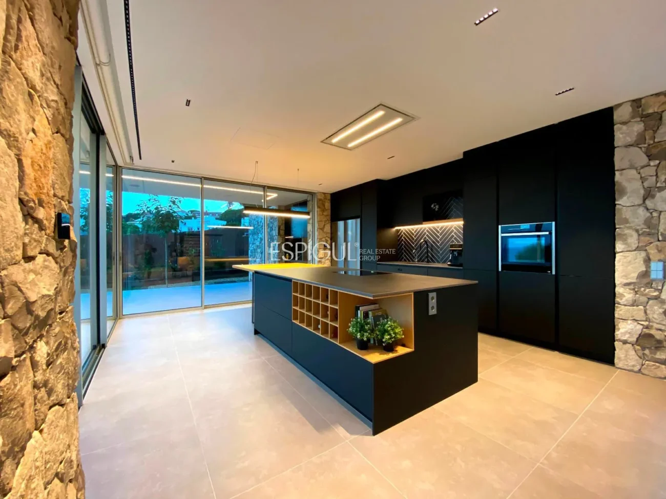 Residencia de diseño contemporáneo en Teià con piscina y jardín privado