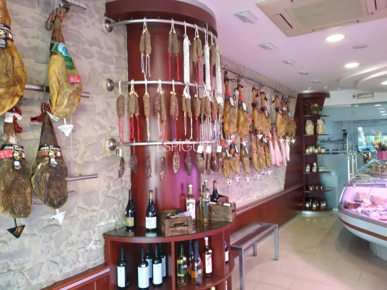 Se vende local comercial con negocio consolidado en Anglès