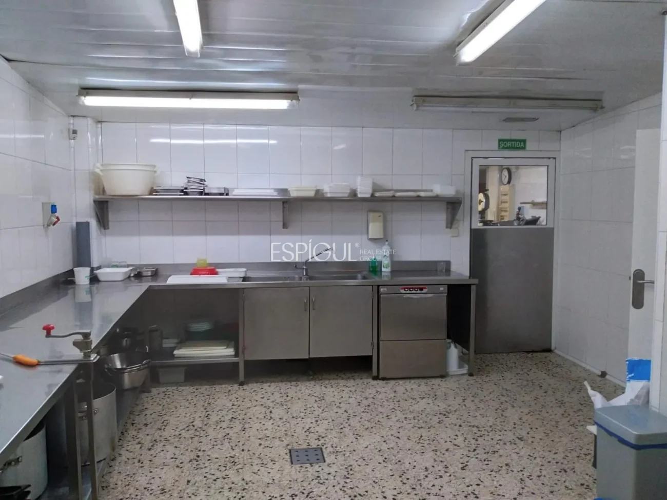 Gewerbefläche mit etabliertem Geschäft in Anglès zu verkaufen