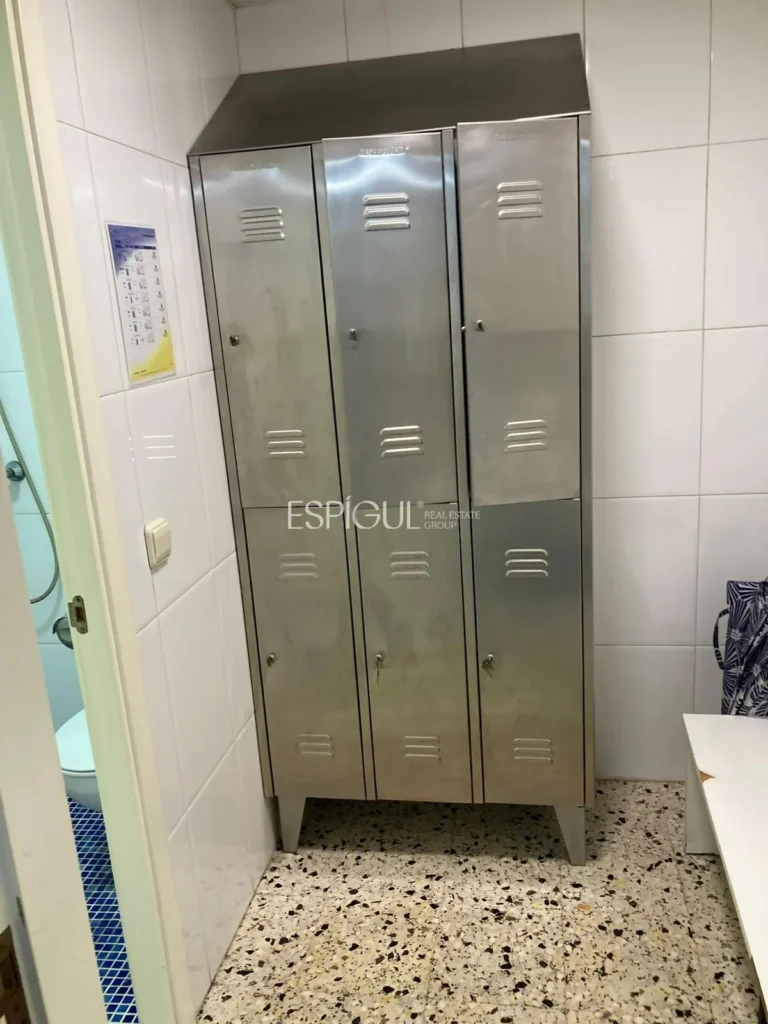 Gewerbefläche mit etabliertem Geschäft in Anglès zu verkaufen