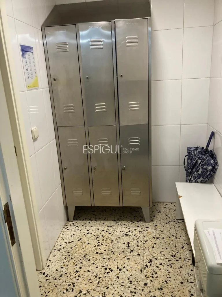 Gewerbefläche mit etabliertem Geschäft in Anglès zu verkaufen