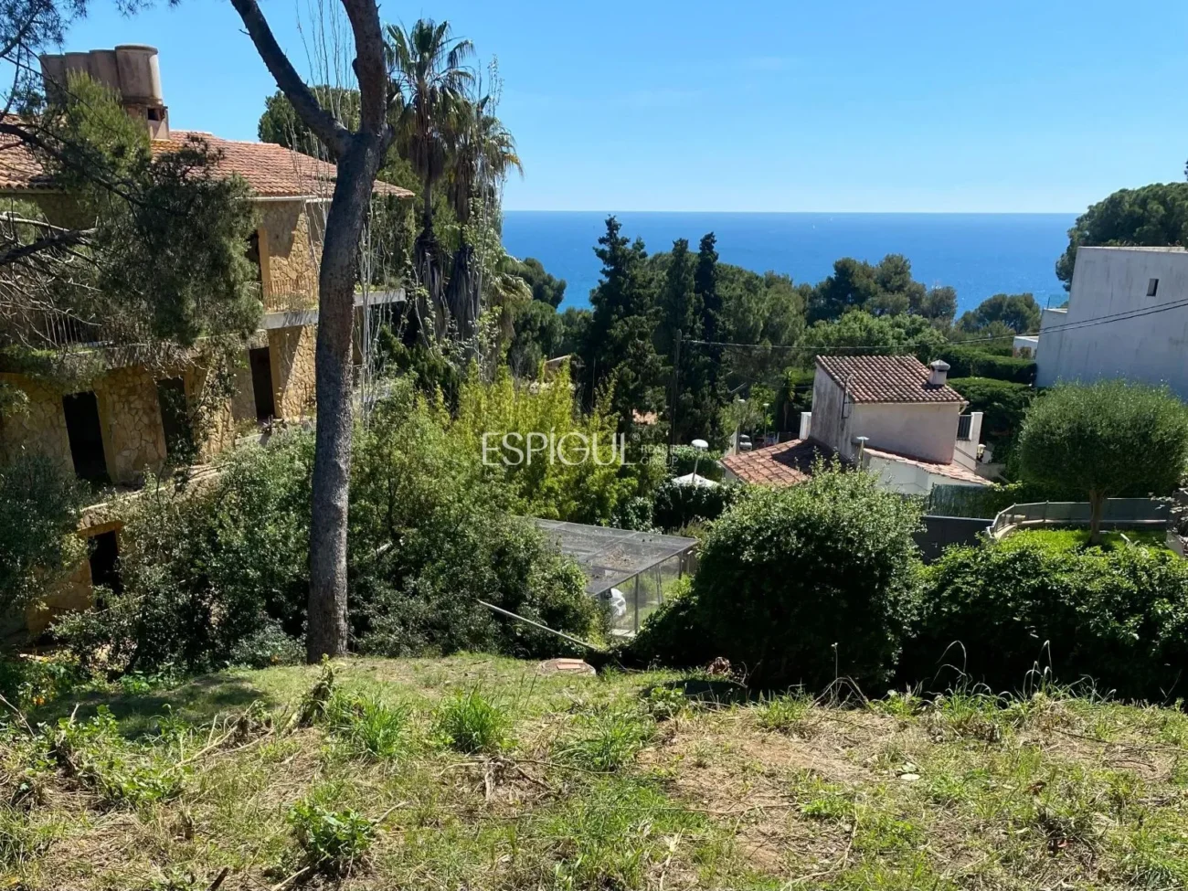 Terreny amb vistes al mar de 1.573m² a la urbanització de Treumal