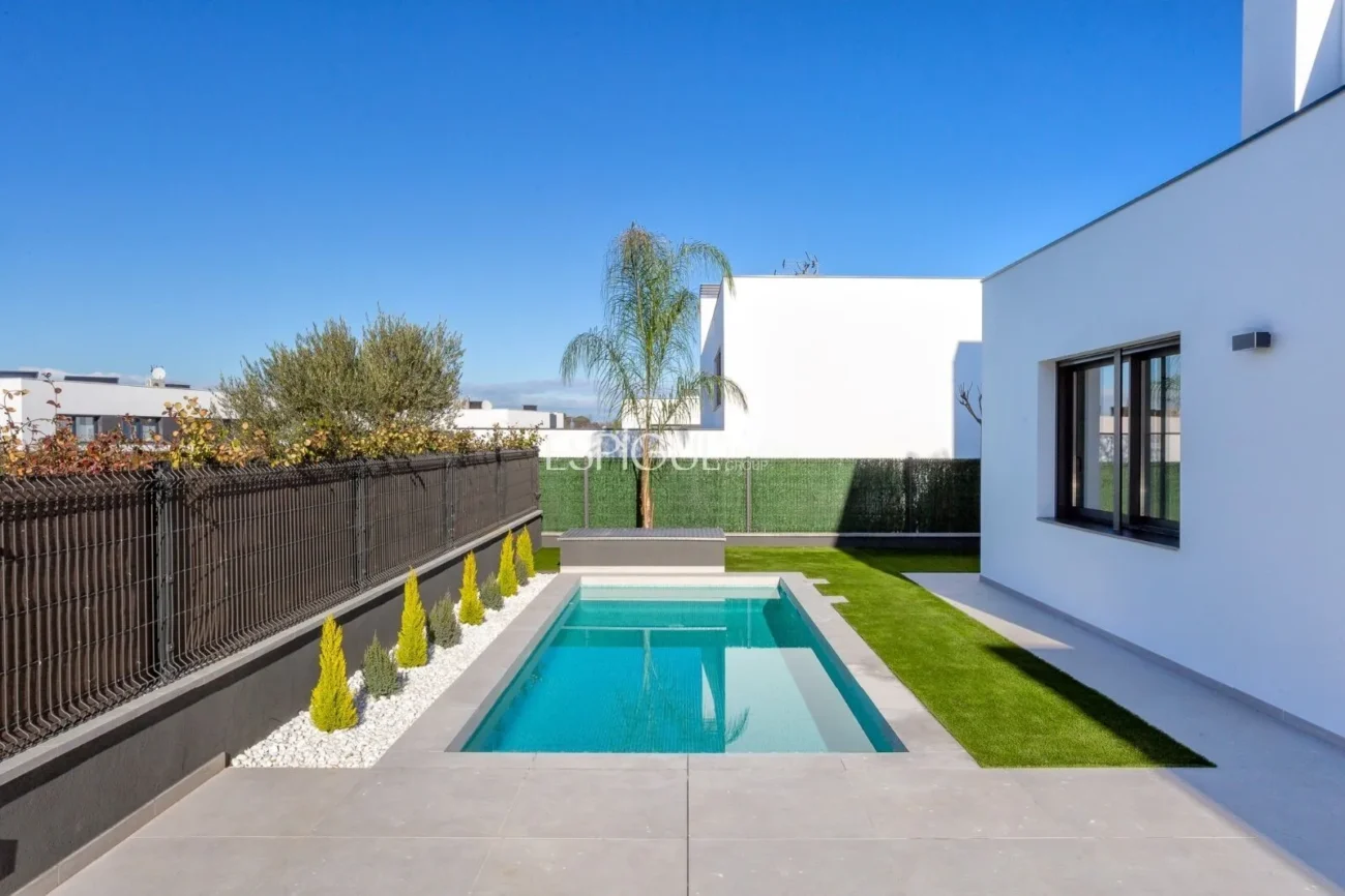 Terreno con vistas al mar de 1.573m² en la urbanización de Treumal