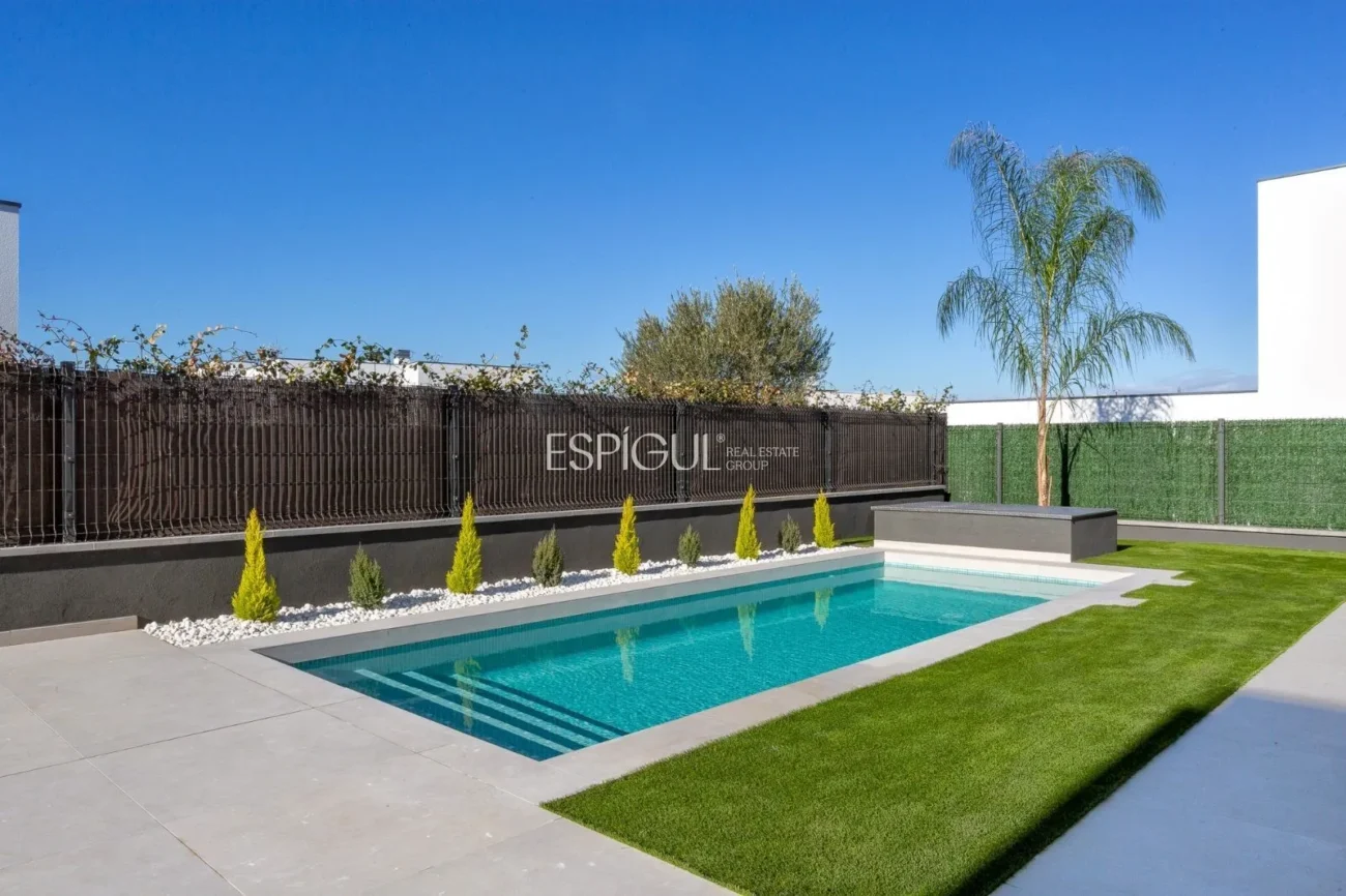 Terreno con vistas al mar de 1.573m² en la urbanización de Treumal