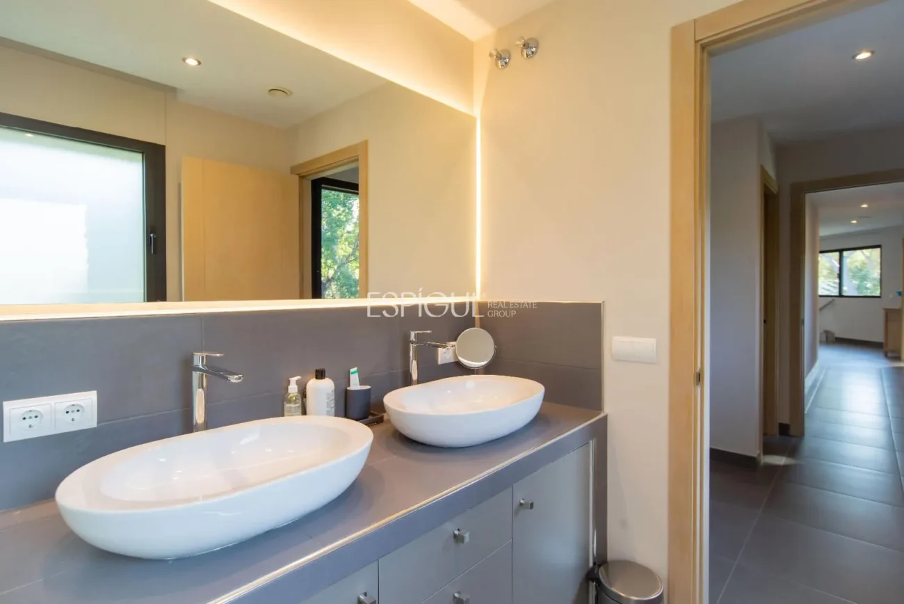 Villa de lujo en Calella de Palafrugell con piscina infinita y vistas panorámicas al mar