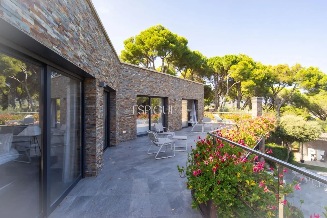 Villa de lujo en Calella de Palafrugell con piscina infinita y vistas panorámicas al mar