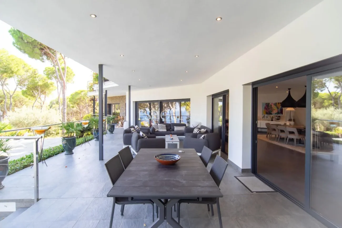 Villa de lujo en Calella de Palafrugell con piscina infinita y vistas panorámicas al mar