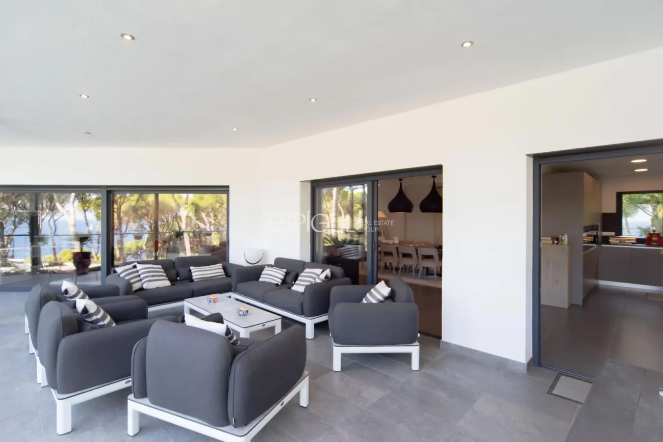 Villa de lujo en Calella de Palafrugell con piscina infinita y vistas panorámicas al mar