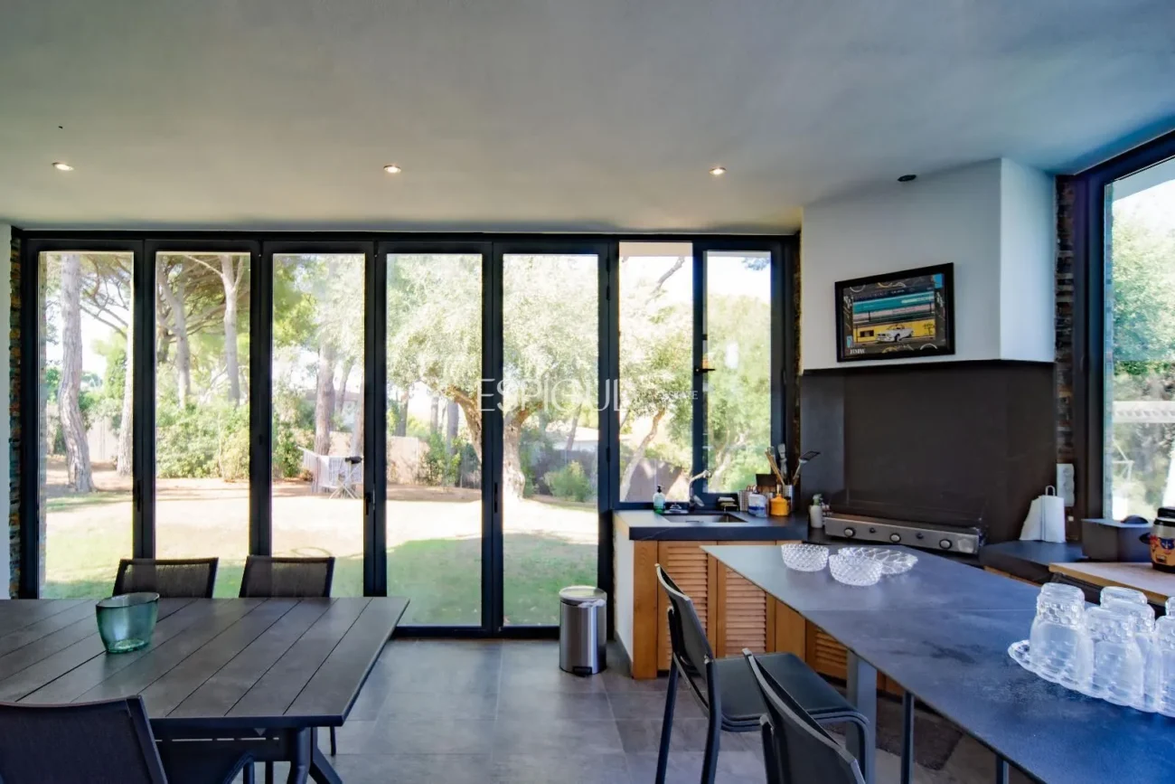 Villa de lujo en Calella de Palafrugell con piscina infinita y vistas panorámicas al mar