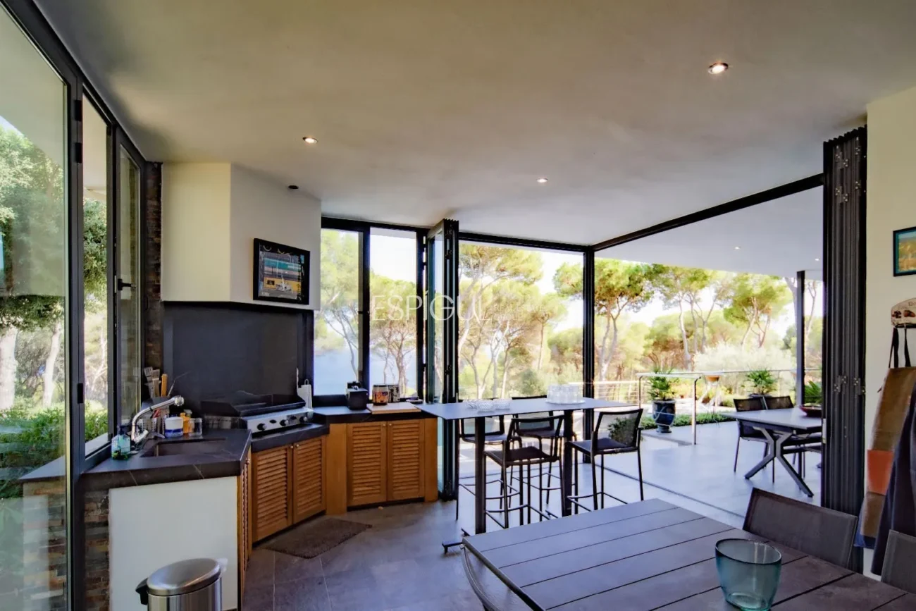 Villa de lujo en Calella de Palafrugell con piscina infinita y vistas panorámicas al mar