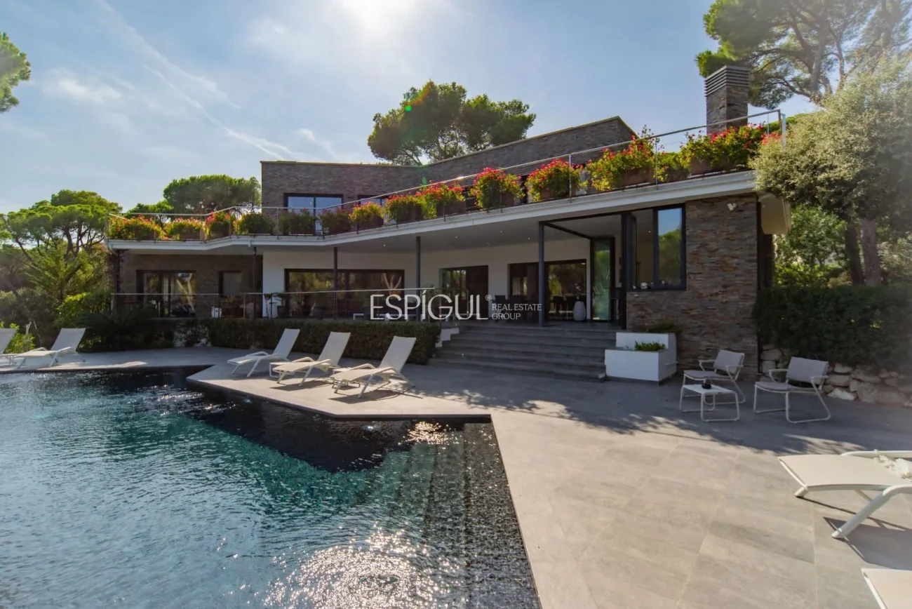 Villa de lujo en Calella de Palafrugell con piscina infinita y vistas panorámicas al mar