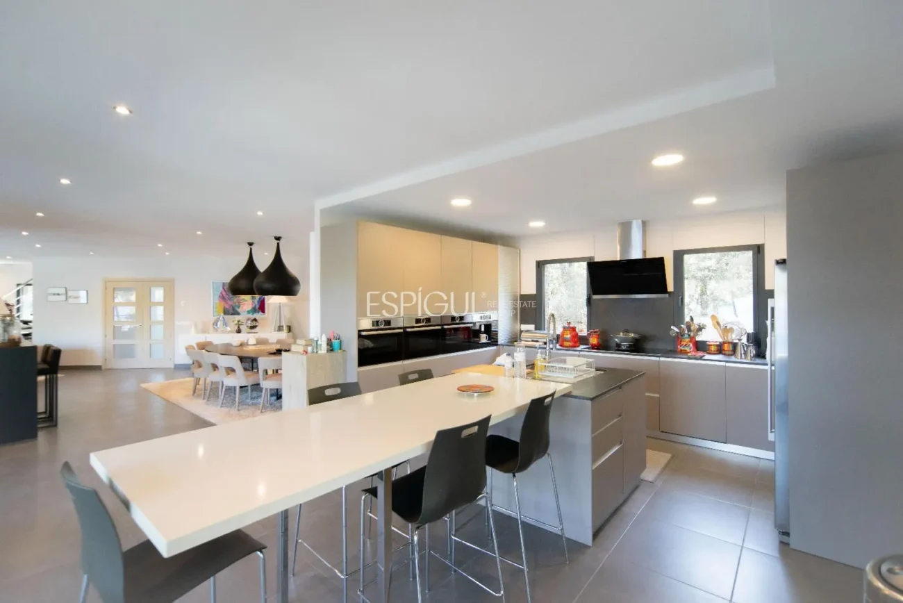 Villa de lujo en Calella de Palafrugell con piscina infinita y vistas panorámicas al mar