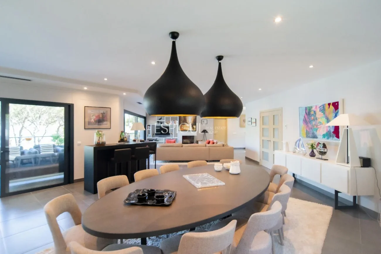 Villa de lujo en Calella de Palafrugell con piscina infinita y vistas panorámicas al mar