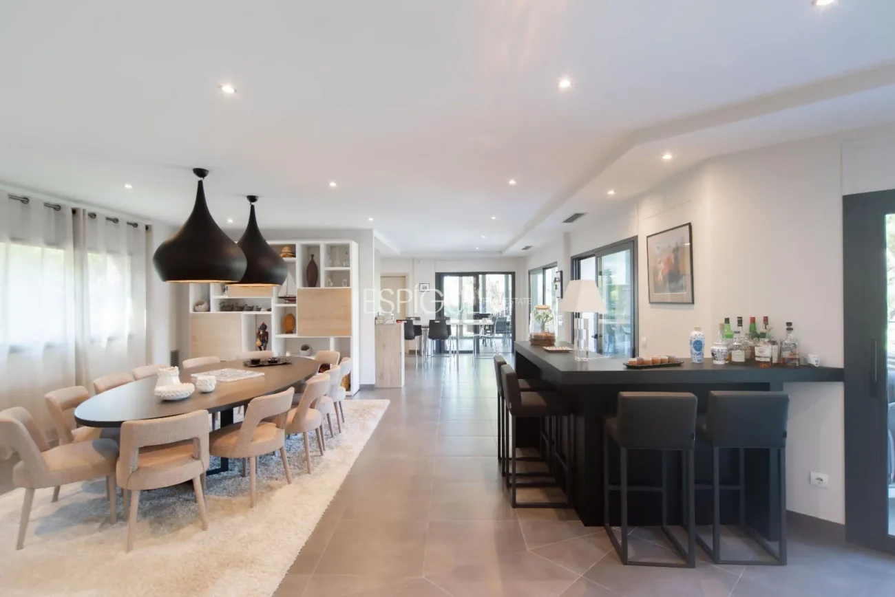 Villa de lujo en Calella de Palafrugell con piscina infinita y vistas panorámicas al mar