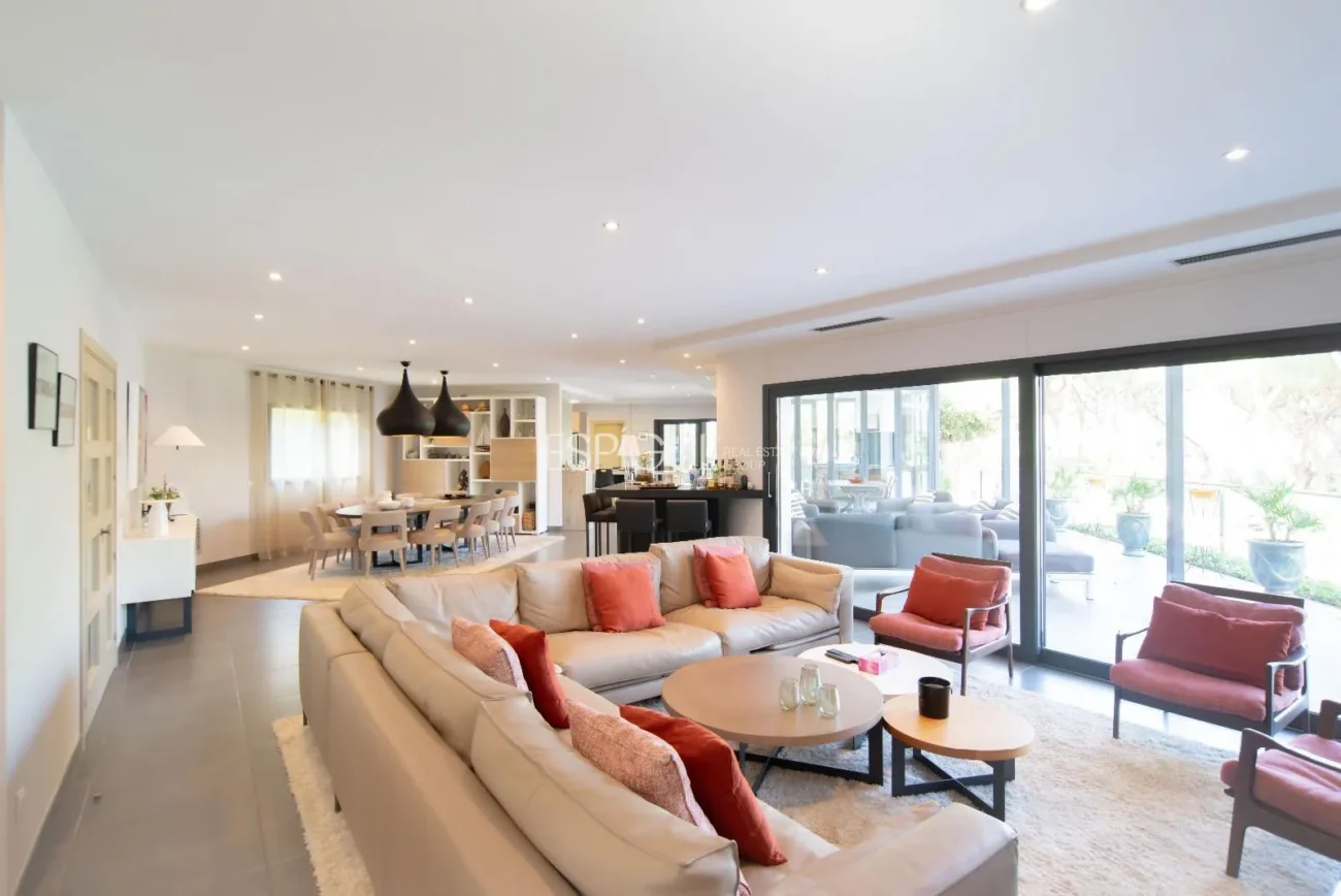 Villa de lujo en Calella de Palafrugell con piscina infinita y vistas panorámicas al mar