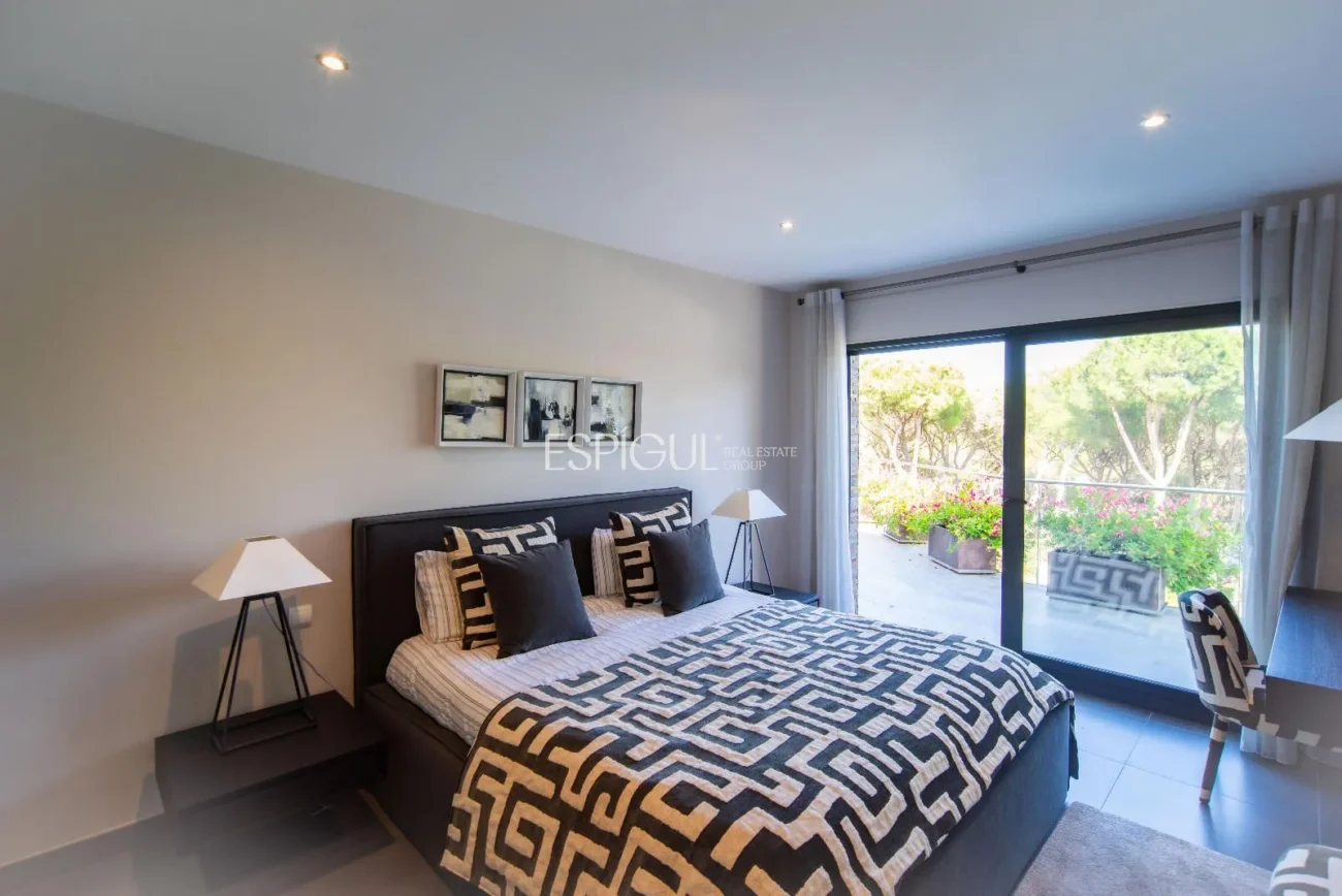 Villa de lujo en Calella de Palafrugell con piscina infinita y vistas panorámicas al mar