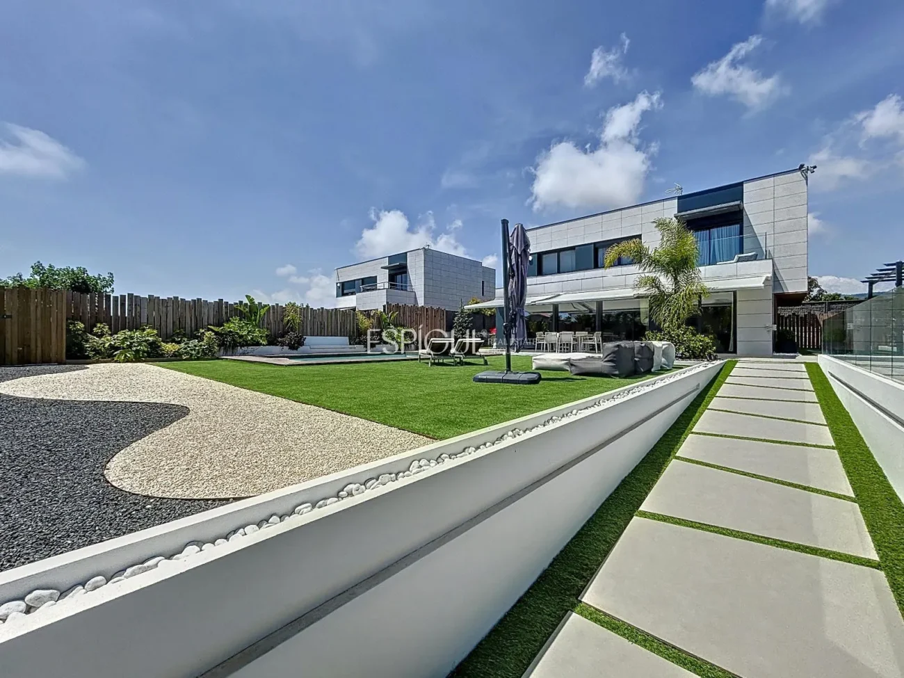 Villa exclusiva con piscina, jardín y acabados de auténtico lujo