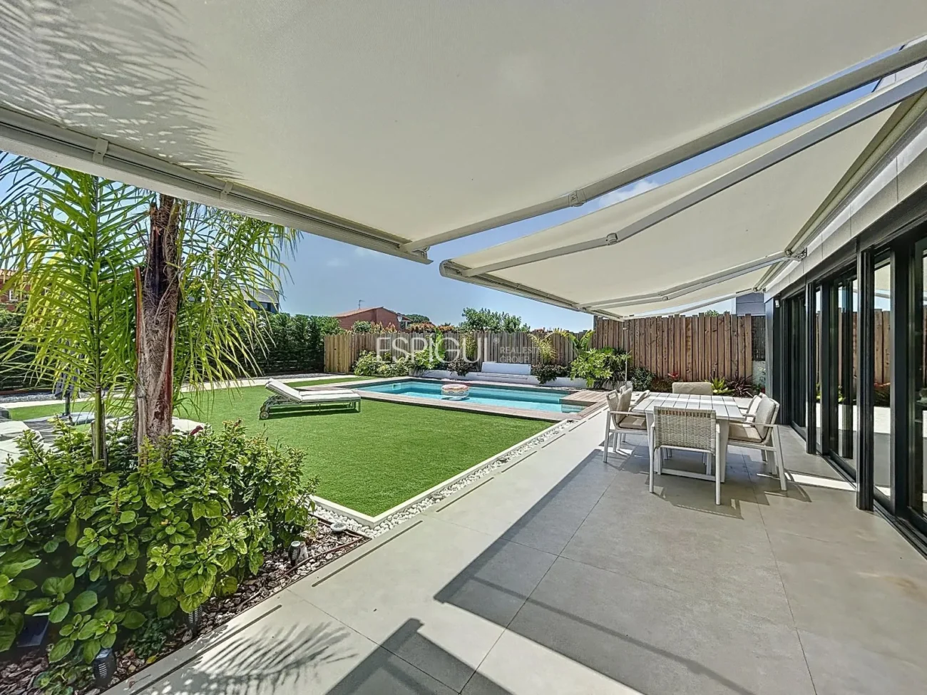 Villa exclusiva con piscina, jardín y acabados de auténtico lujo