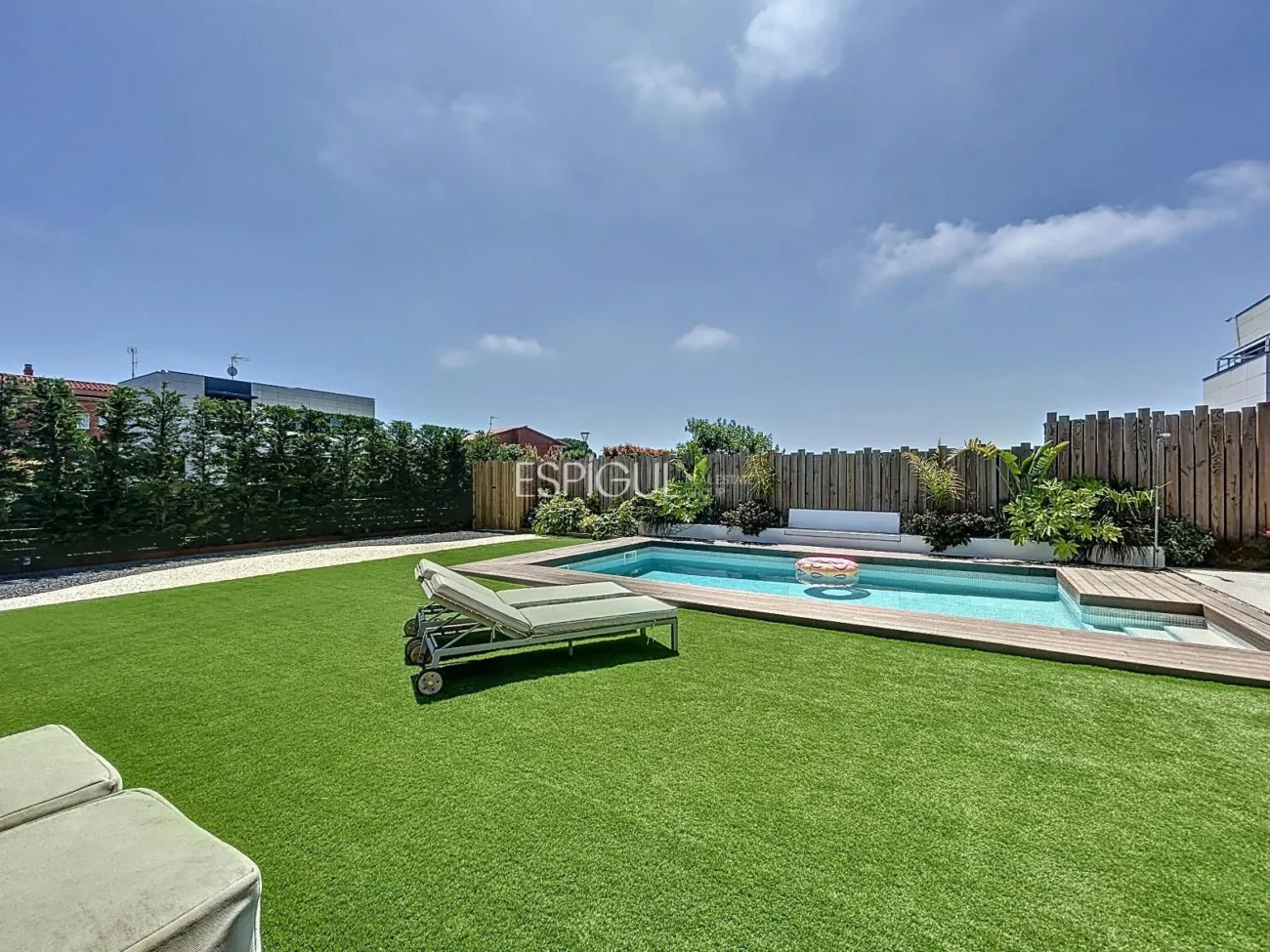 Villa exclusiva con piscina, jardín y acabados de auténtico lujo