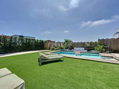 Villa exclusiva con piscina, jardín y acabados de auténtico lujo