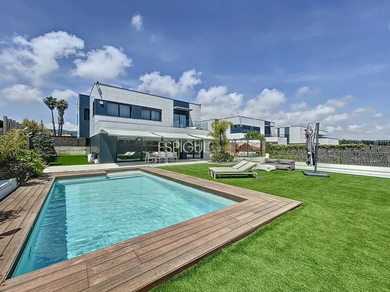 Villa exclusiva con piscina, jardín y acabados de auténtico lujo