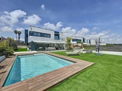 Villa exclusiva con piscina, jardín y acabados de auténtico lujo