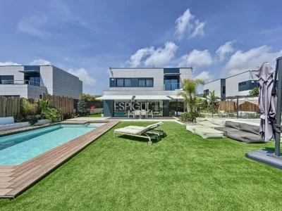 Villa exclusiva con piscina, jardín y acabados de auténtico lujo