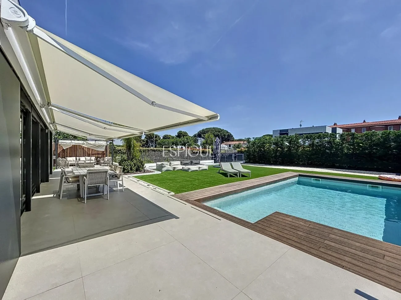 Villa exclusiva con piscina, jardín y acabados de auténtico lujo