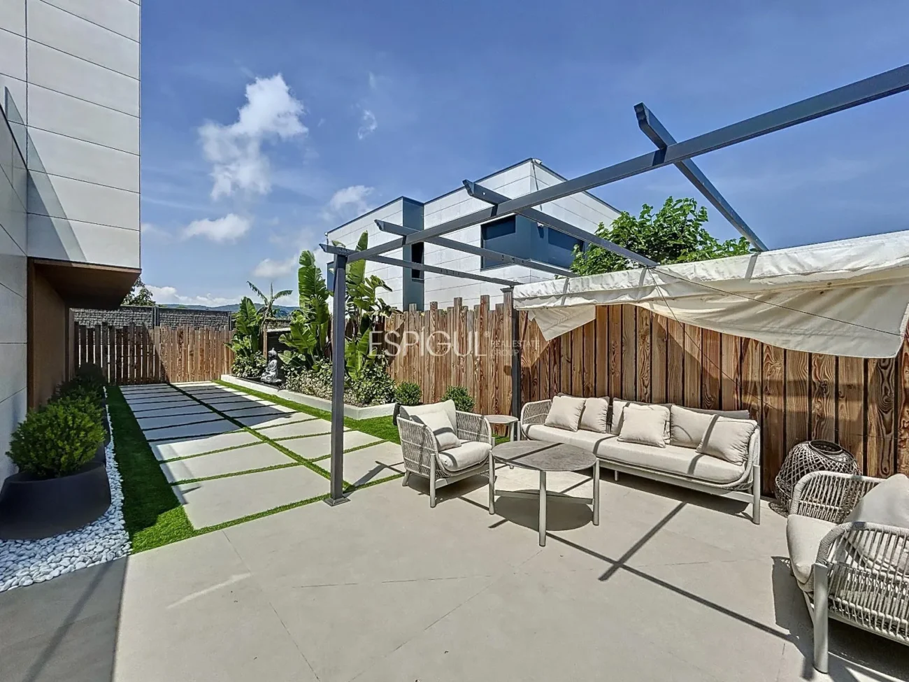 Villa exclusiva con piscina, jardín y acabados de auténtico lujo