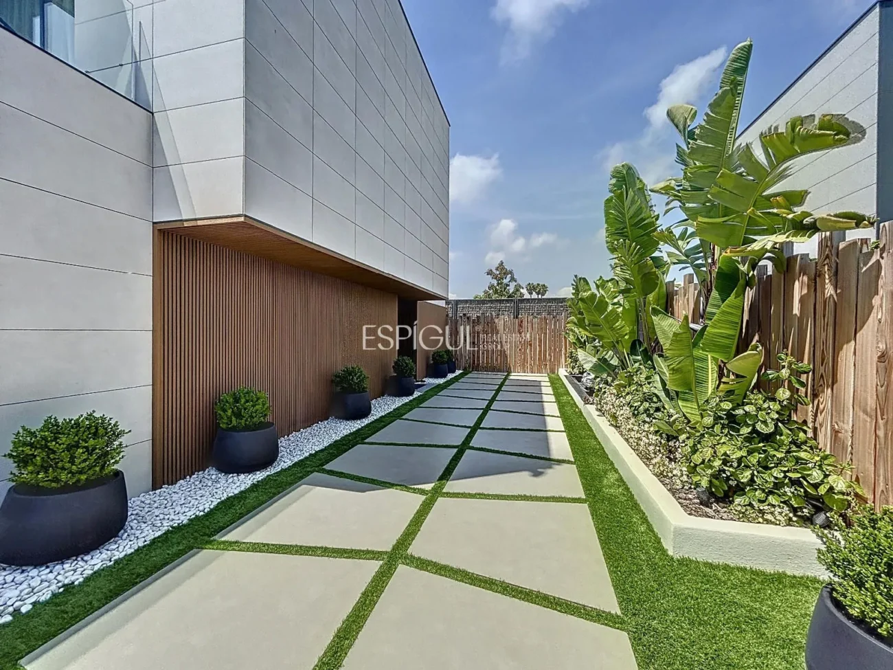 Villa exclusiva con piscina, jardín y acabados de auténtico lujo