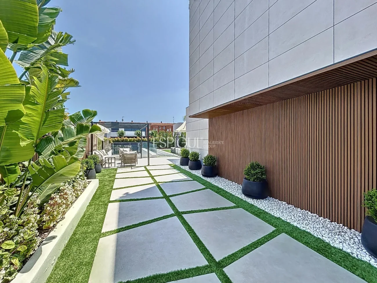 Villa exclusiva con piscina, jardín y acabados de auténtico lujo