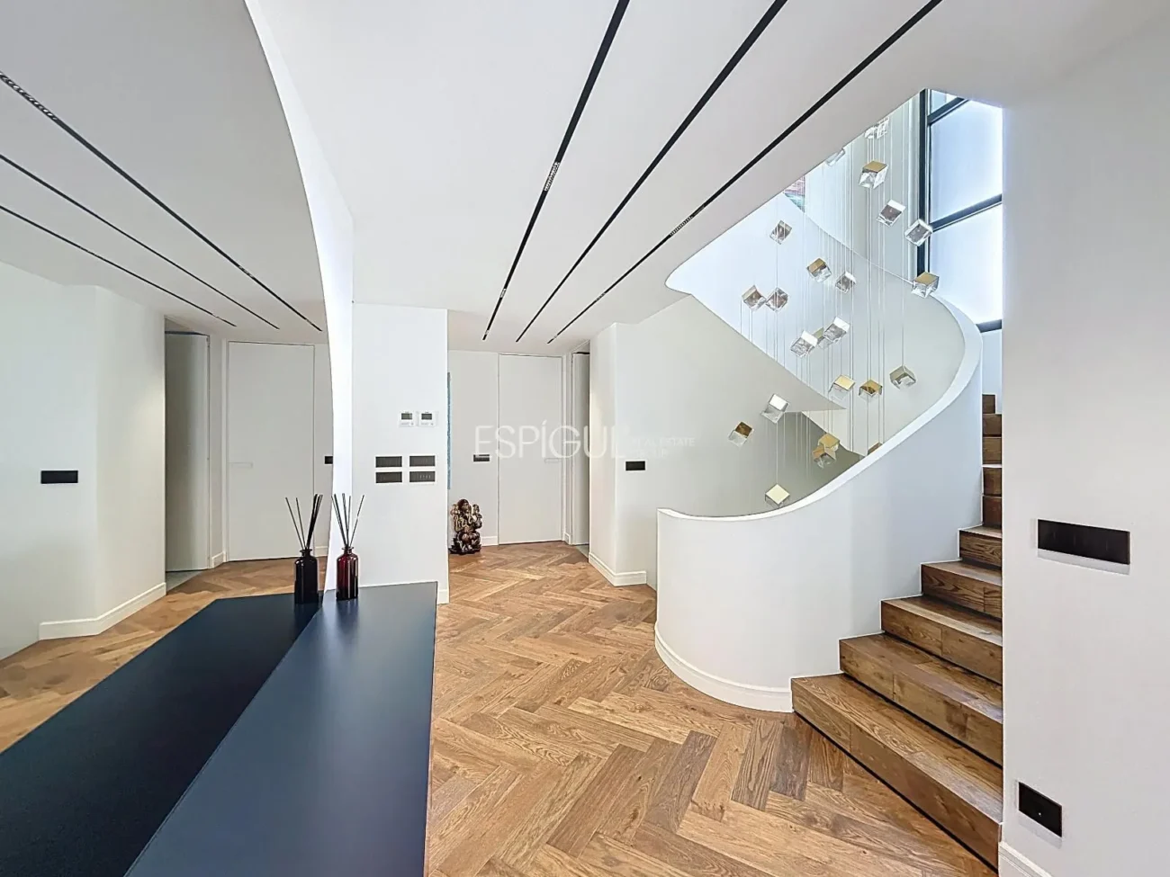 Villa exclusiva con piscina, jardín y acabados de auténtico lujo