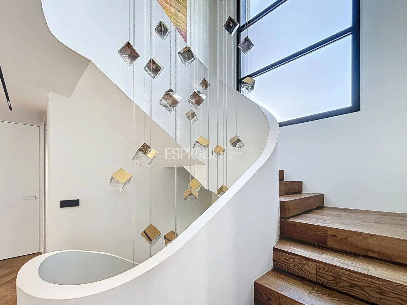 Villa exclusiva con piscina, jardín y acabados de auténtico lujo