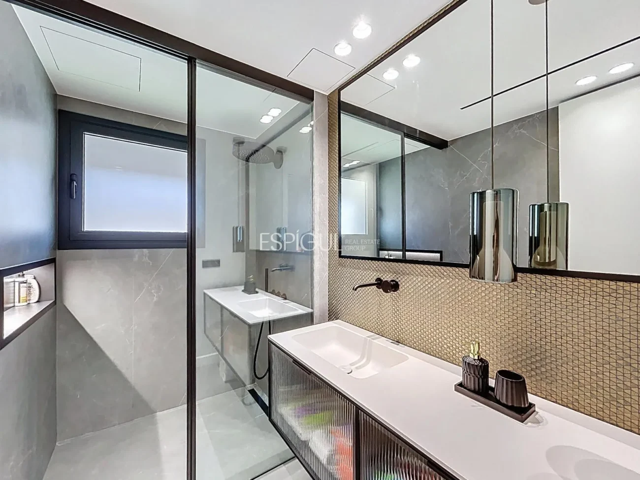 Villa exclusiva con piscina, jardín y acabados de auténtico lujo