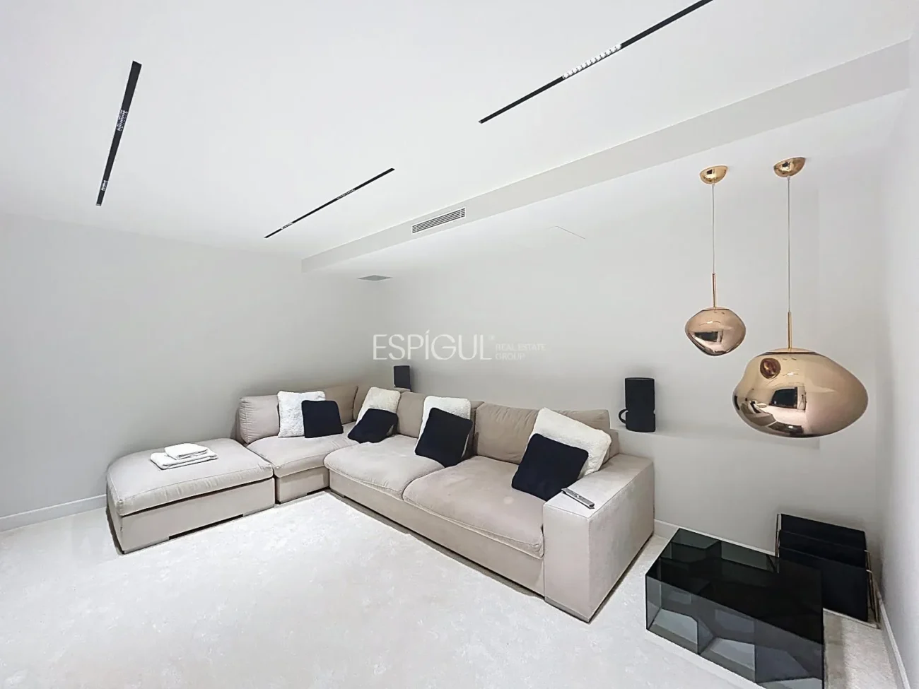 Villa exclusiva con piscina, jardín y acabados de auténtico lujo