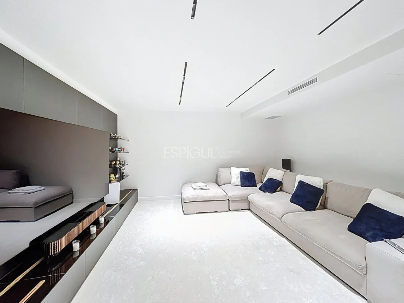 Villa exclusiva con piscina, jardín y acabados de auténtico lujo