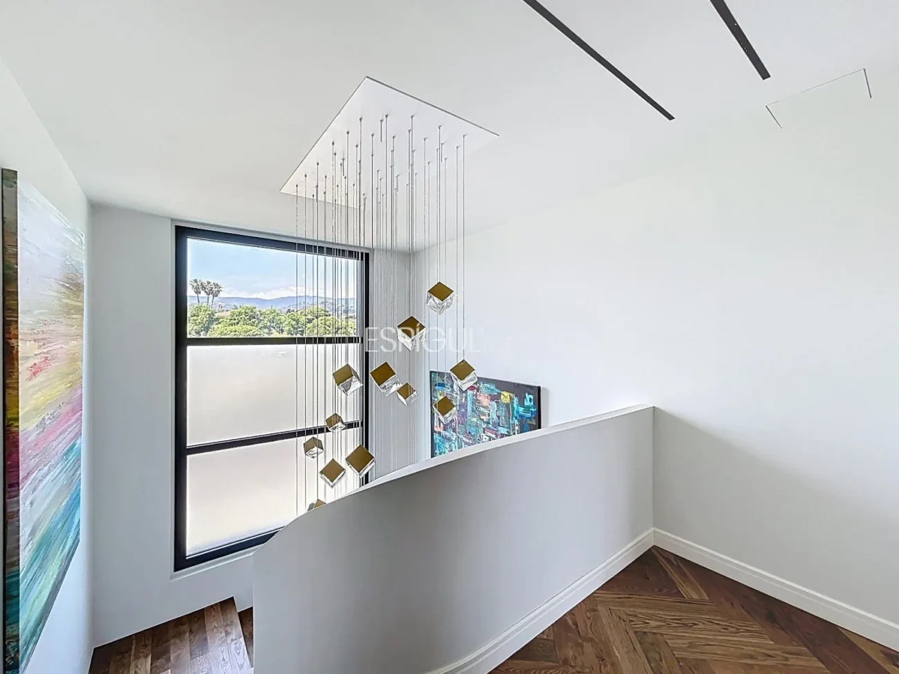 Villa exclusiva con piscina, jardín y acabados de auténtico lujo