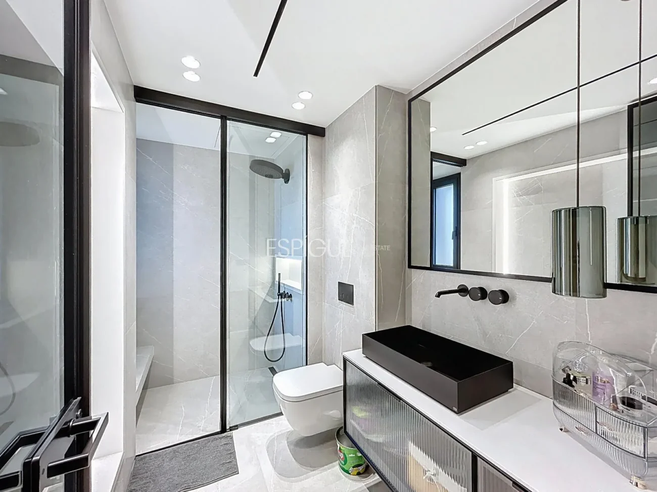 Villa exclusiva con piscina, jardín y acabados de auténtico lujo