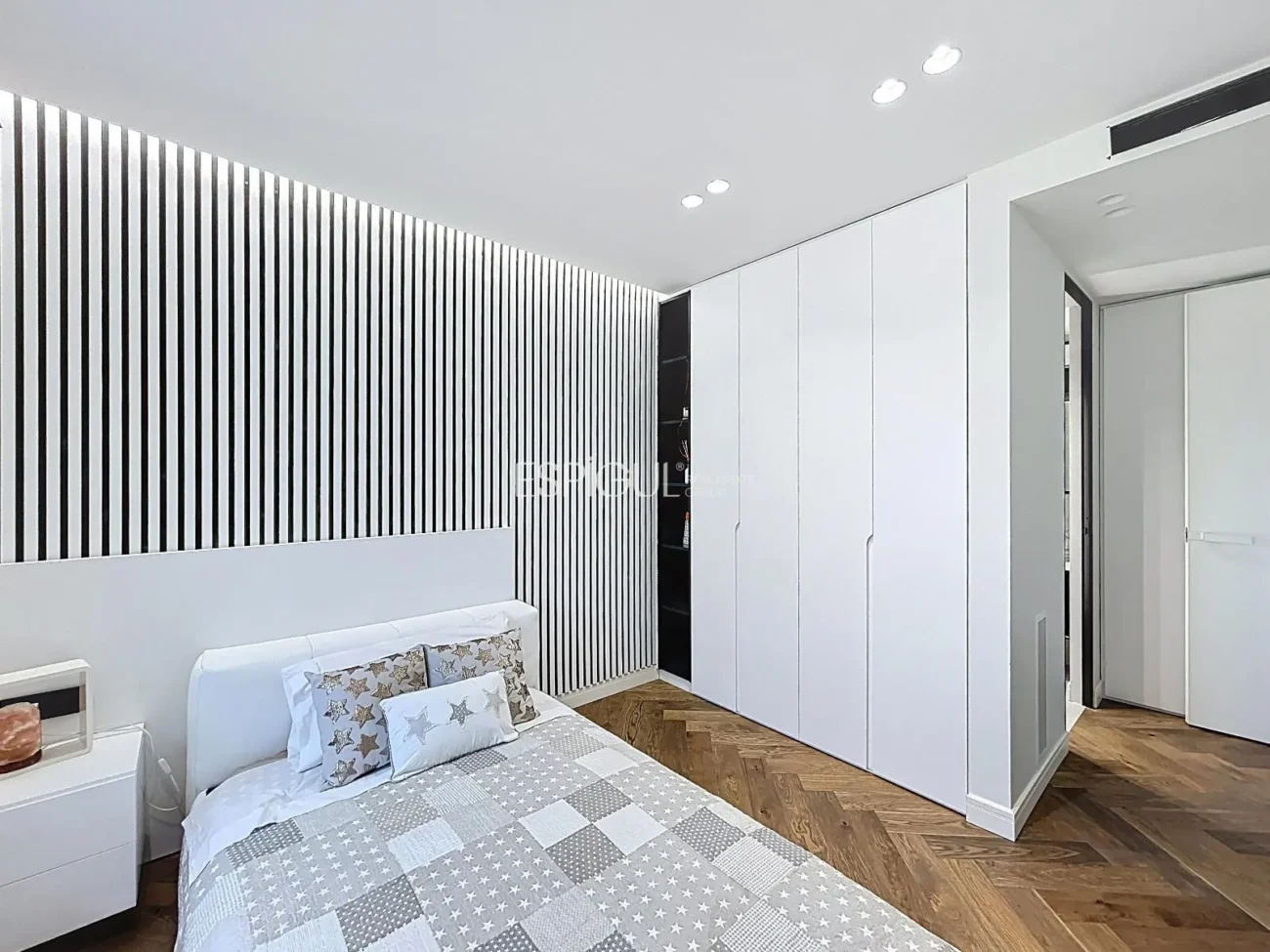 Villa exclusiva con piscina, jardín y acabados de auténtico lujo