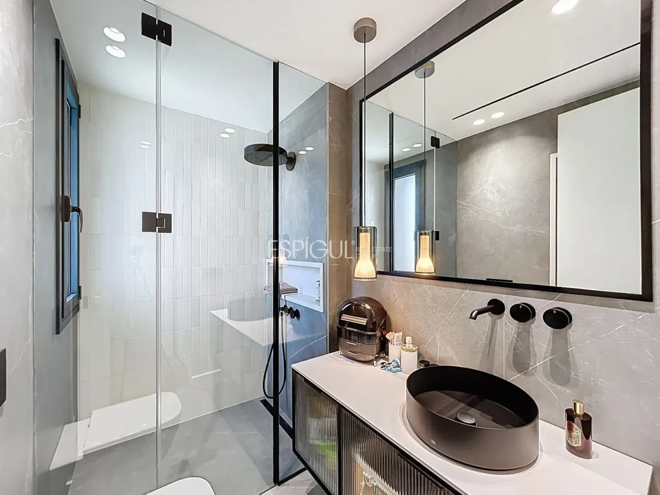 Villa exclusiva con piscina, jardín y acabados de auténtico lujo