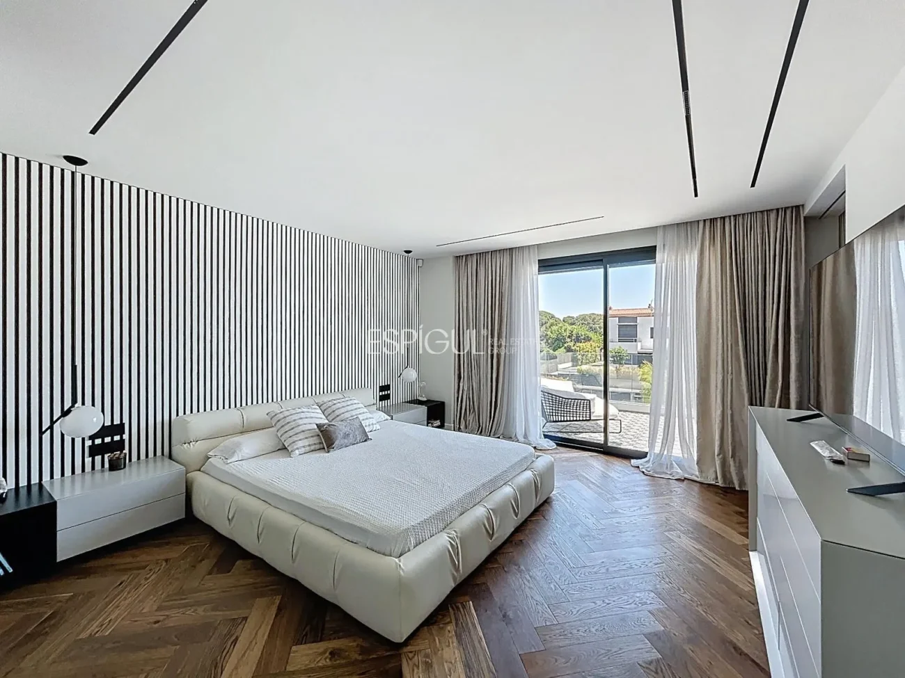 Villa exclusiva con piscina, jardín y acabados de auténtico lujo