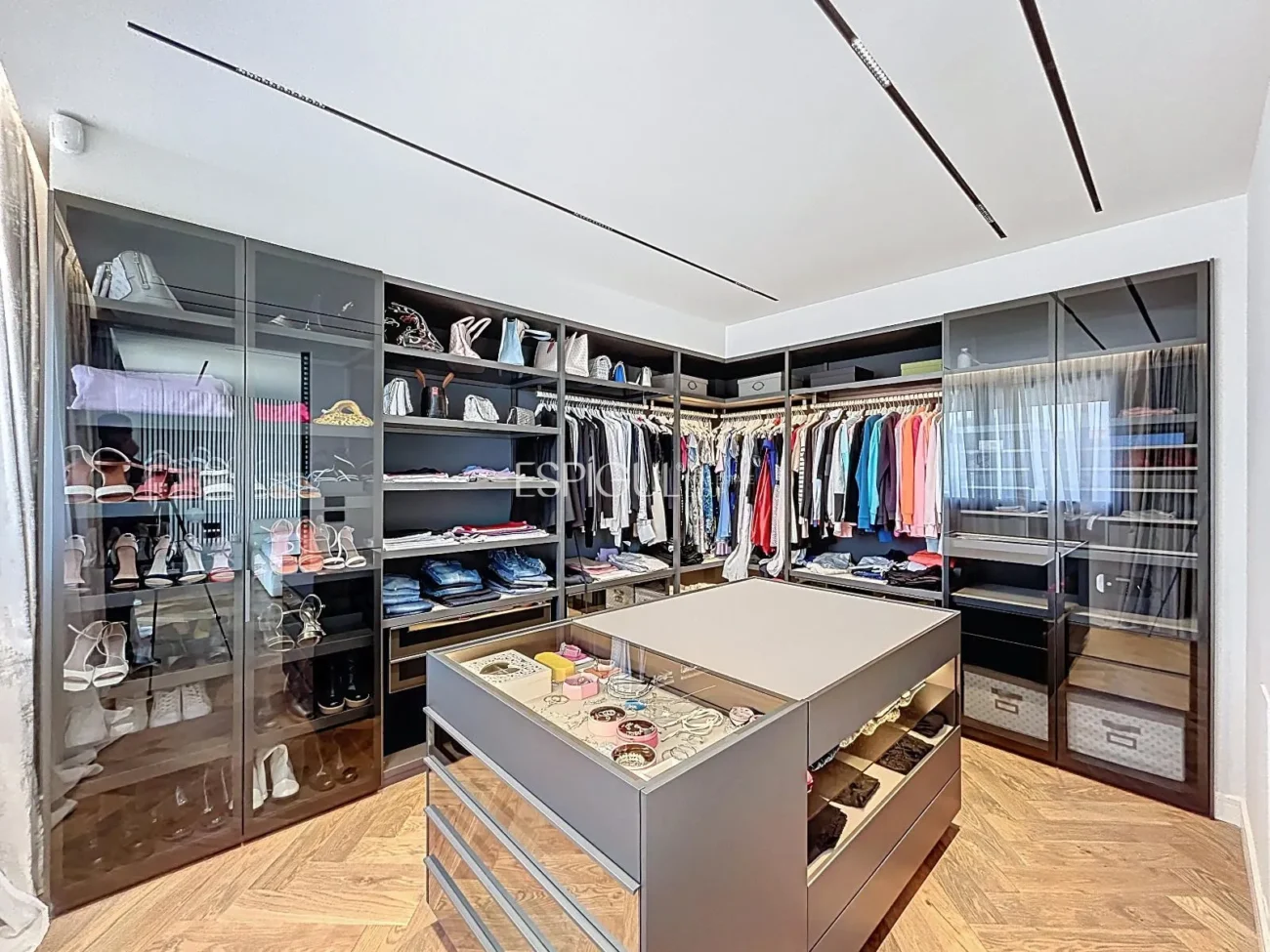 Villa exclusiva con piscina, jardín y acabados de auténtico lujo