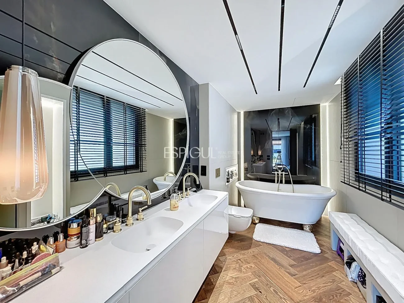 Villa exclusiva con piscina, jardín y acabados de auténtico lujo