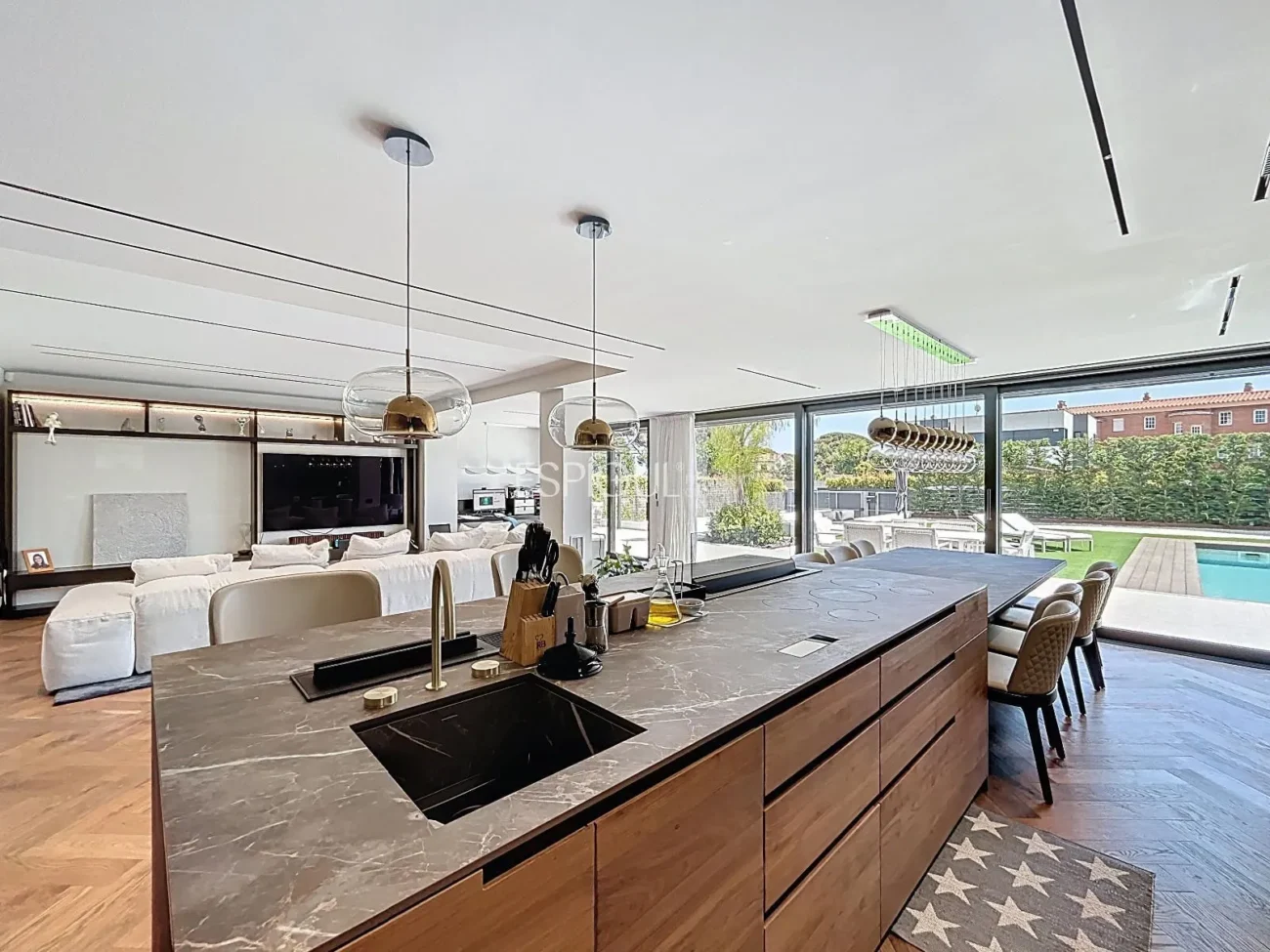 Villa exclusiva con piscina, jardín y acabados de auténtico lujo