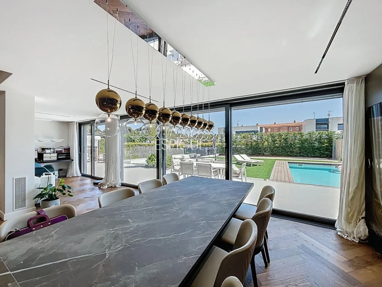 Villa exclusiva con piscina, jardín y acabados de auténtico lujo