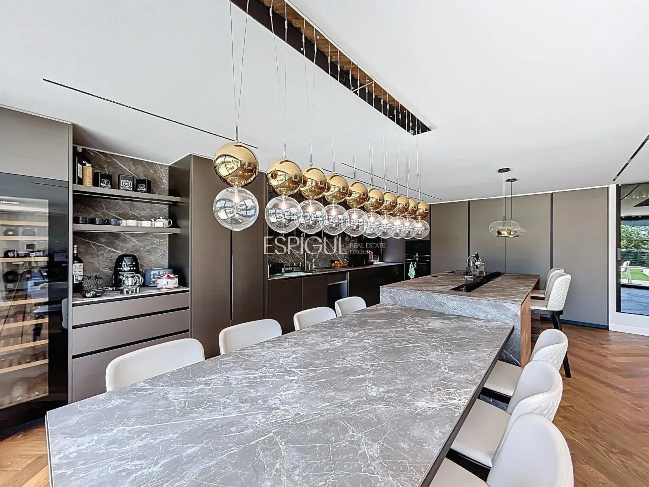 Villa exclusiva amb piscina, jardí i acabats d’autèntic luxe