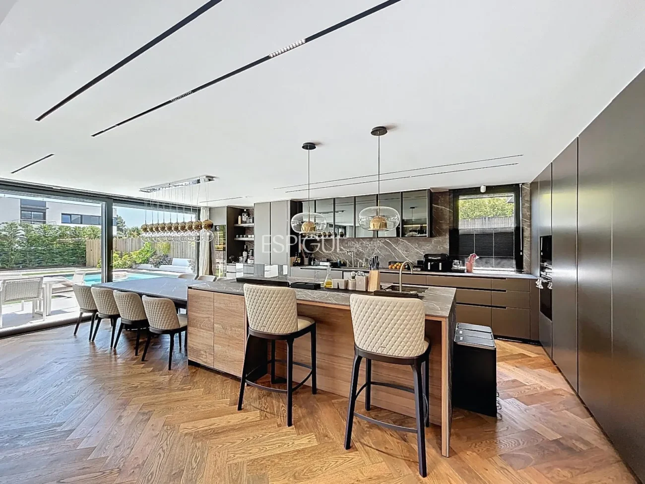 Villa exclusiva con piscina, jardín y acabados de auténtico lujo