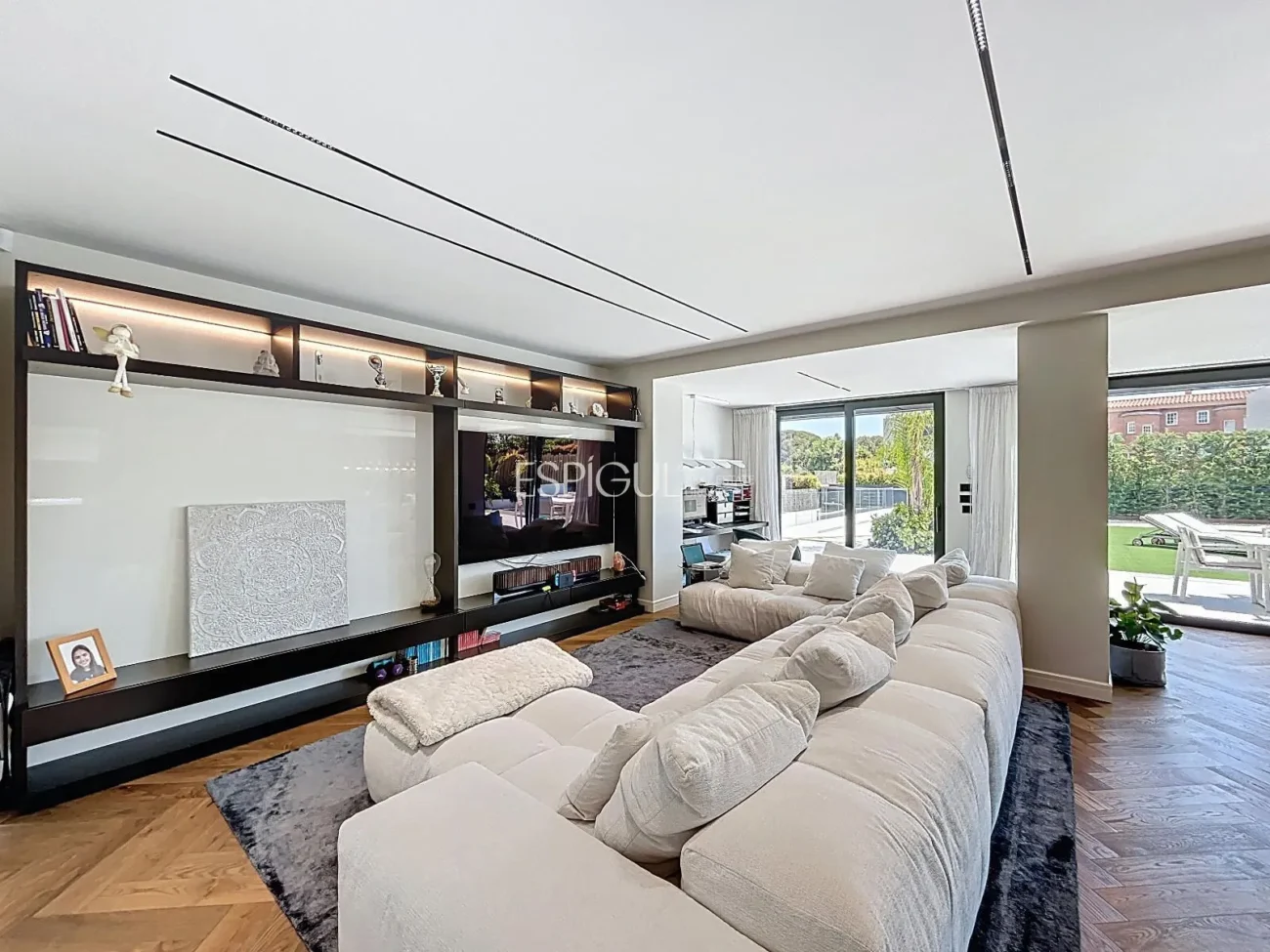 Villa exclusiva con piscina, jardín y acabados de auténtico lujo