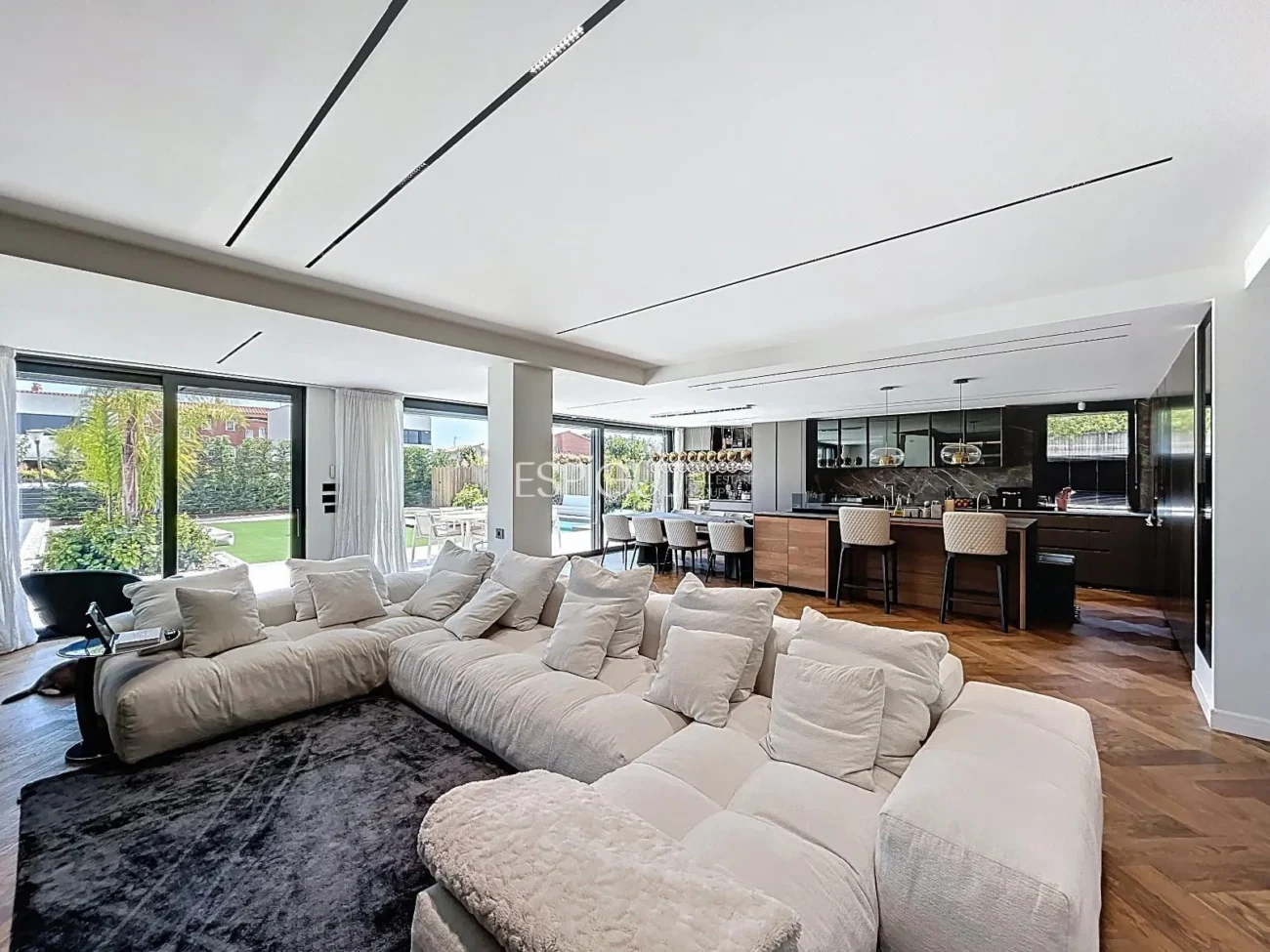 Villa exclusiva con piscina, jardín y acabados de auténtico lujo